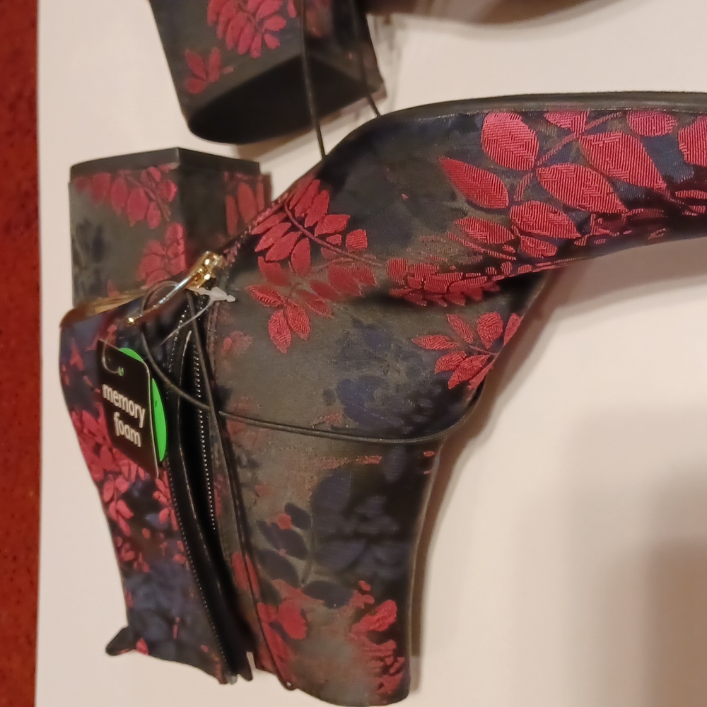 Boots - Picture 5 of 6